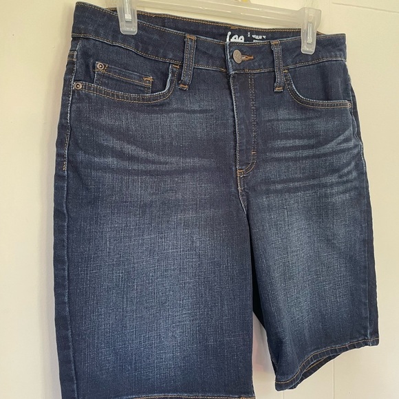 Lee Burmuda jean shorts ~ dark wash denim stretch ~ 9 in inseam women’s size 12M - Picture 2 of 13